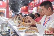 命格匹配“嗦粉”经济火热 中国多地“食力”出圈
